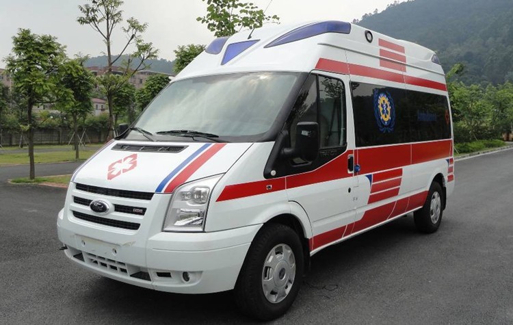 福特V348長(cháng)軸高頂重癥監護型救護車(chē)