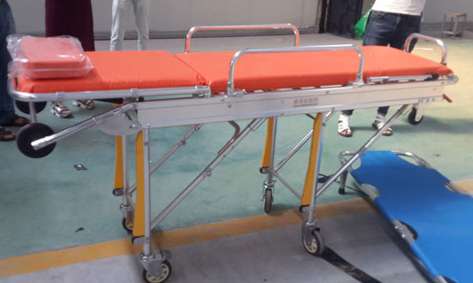 福特V348長(cháng)軸超人高頂監護型救護車(chē)