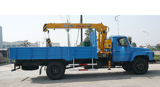 東風(fēng)尖頭汽油機隨車(chē)起重運輸車(chē)