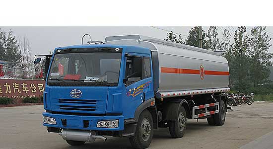 解放小三軸化工液體運輸車(chē)