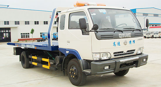 寬體排半的清障車(chē)