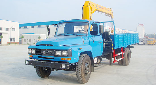 東風(fēng)尖頭汽油機隨車(chē)起重運輸車(chē)