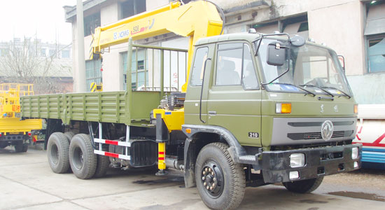 東風(fēng)后雙橋隨車(chē)起重運輸車(chē)